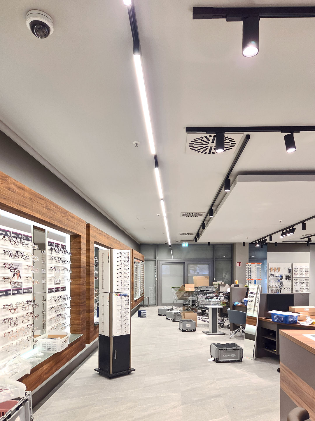 Modernisierter Verkaufsraum beim Augenoptiker mit Brillenwänden und neuer Beleuchtung während des Ladenumbaus.