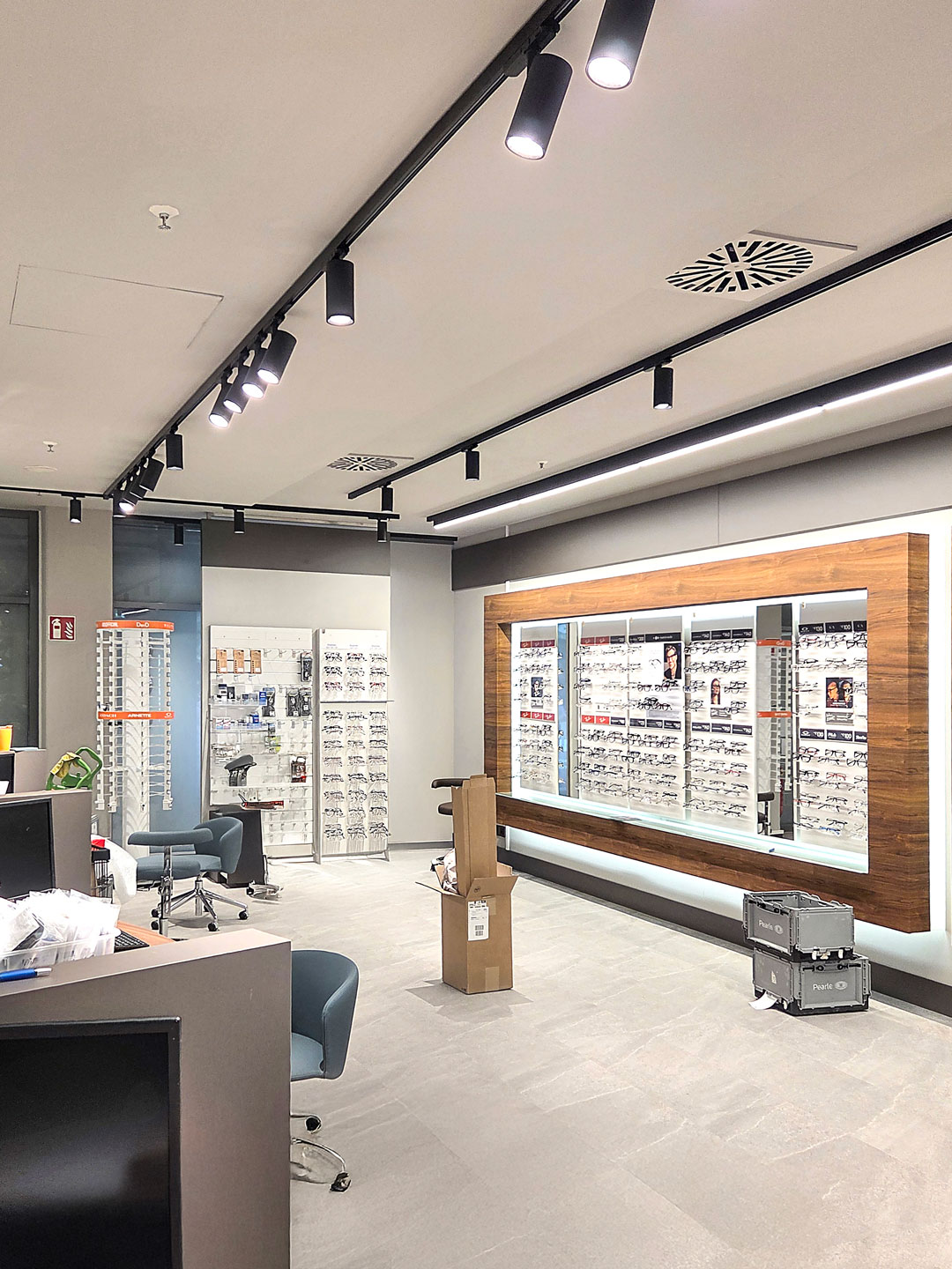 Modernisierter Verkaufsraum beim Augenoptiker mit beleuchteter Brillenwand und neuer Lichtschiene im Ladenumbau.